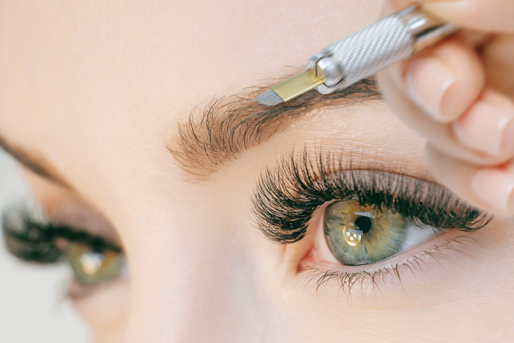 Microblading, la nouvelle mode des sourcils tatoués