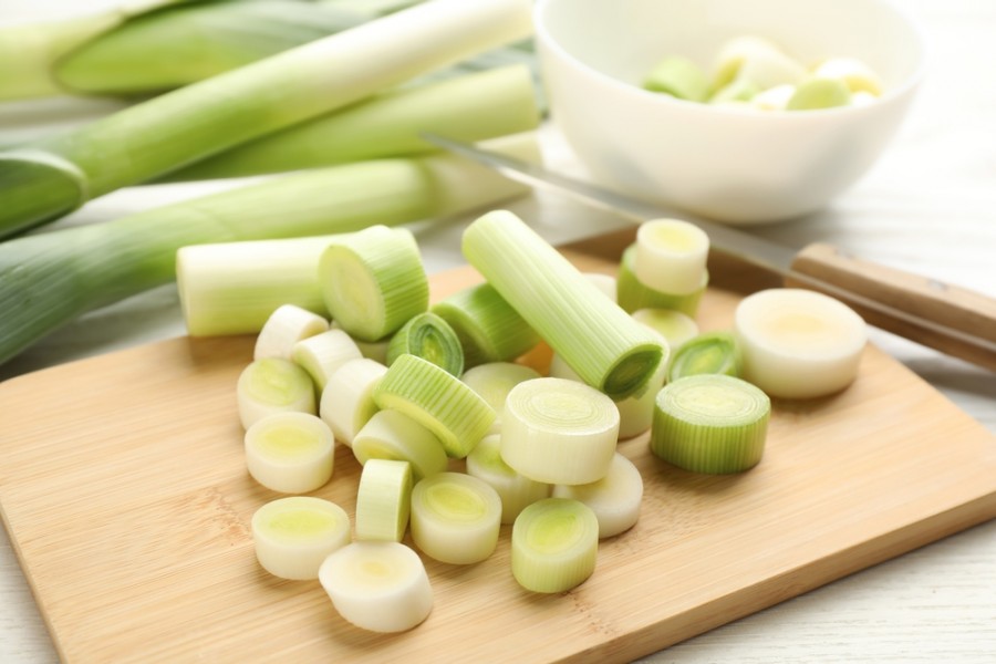 Quelle est la meilleure façon de cuire des poireaux pour une salade vinaigrette ?