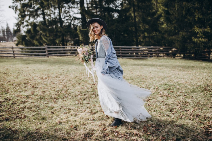 Quelle est la tenue idéale pour un mariage champêtre femme ?